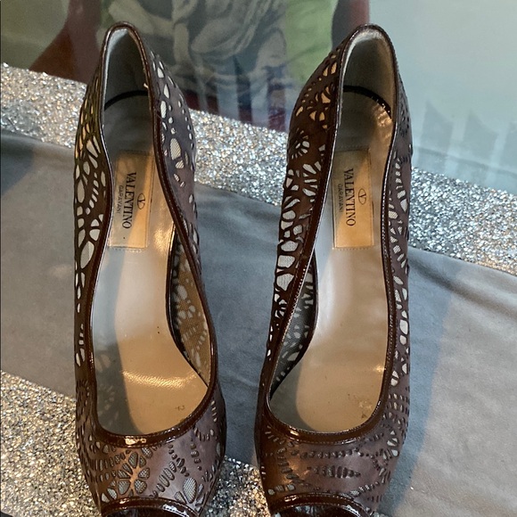 “AUTHENTIC”Valentino Garavani Brown Cutout Pumps Sz 7.5 - Picture 1 of 6